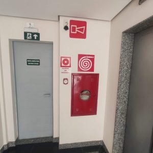 Sinalização de emergência e rota de fuga